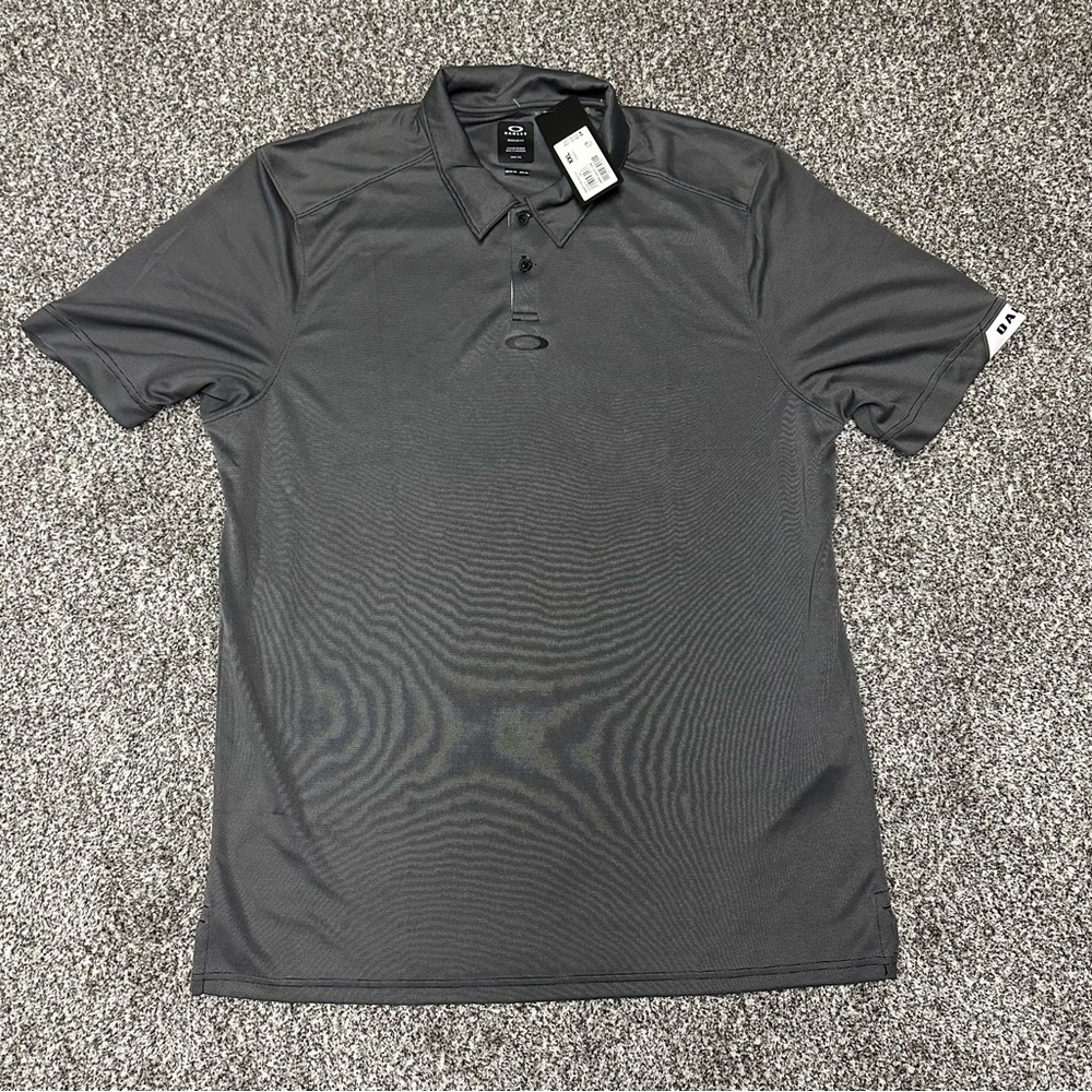 New with tags Men’s Oakley Golf Shirt
